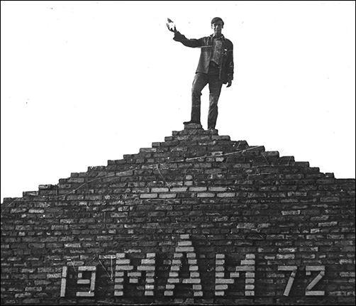 «МАИ 1972» на строящемся здании (Красноярский край?). Снимок 1972 г.